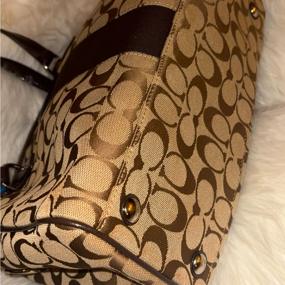 Coach Mono Hand bag! It’s like brand new. Clean and pristine! Check it out! - Picture 5 of 6